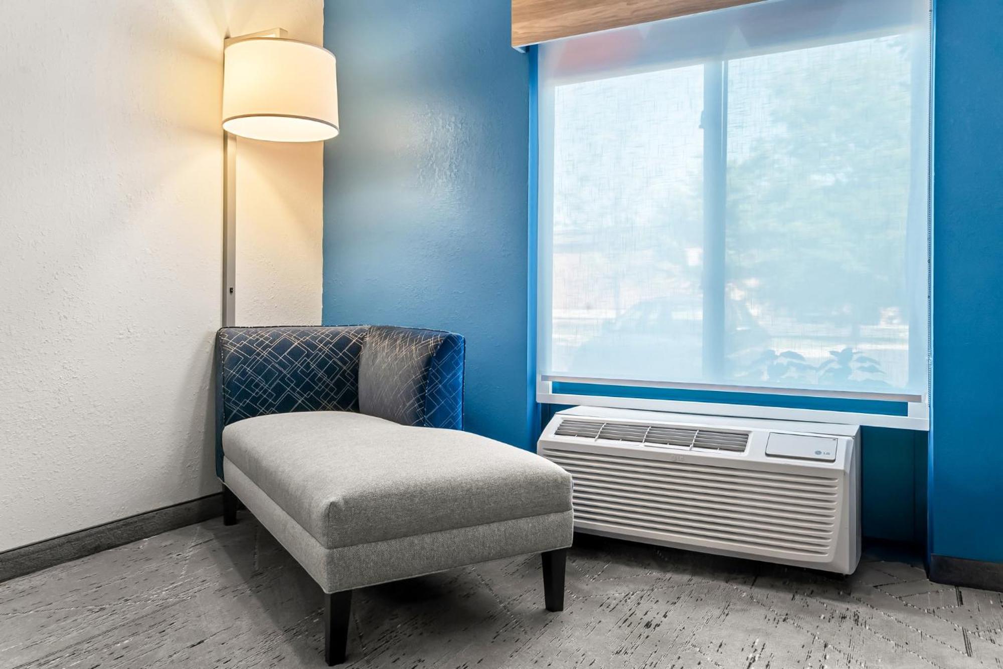 Holiday Inn Express & Suites Detroit - Novi By Ihg Zewnętrze zdjęcie
